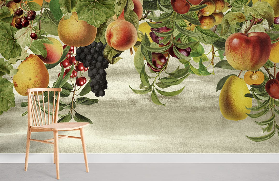 Chaise de salle à manger en bois naturel avec dossier à lattes, idéale pour décoration murale fruits suspendus