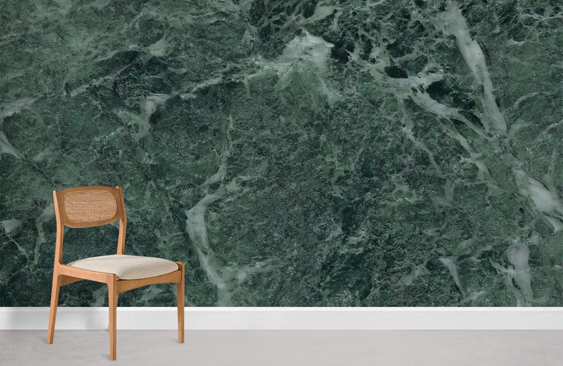 Chaise de salle à manger élégante en bois avec dossier en cannage et siège rembourré, idéale pour un papier peint mural de géode de cristal de jaspe