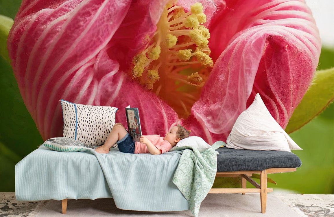 Enfant lisant un livre sur un lit en bois avec papier peint mural jeunes hibiscus