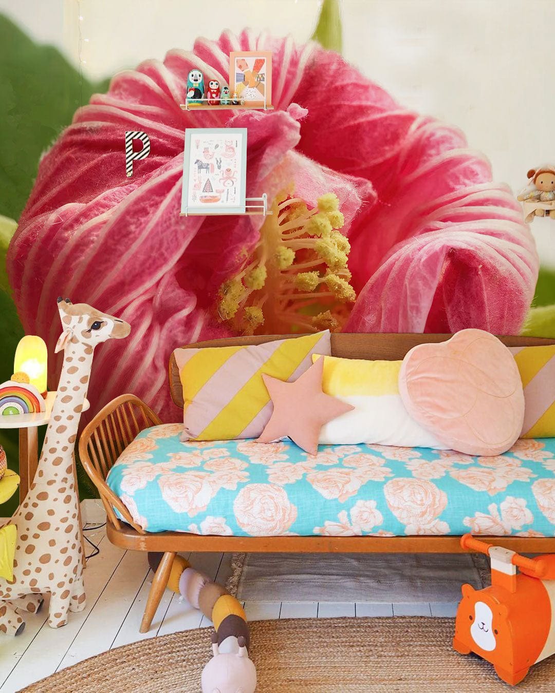 Image d’un lit en bois avec matelas floral et oreillers, dans un décor mural jeunes hibiscus