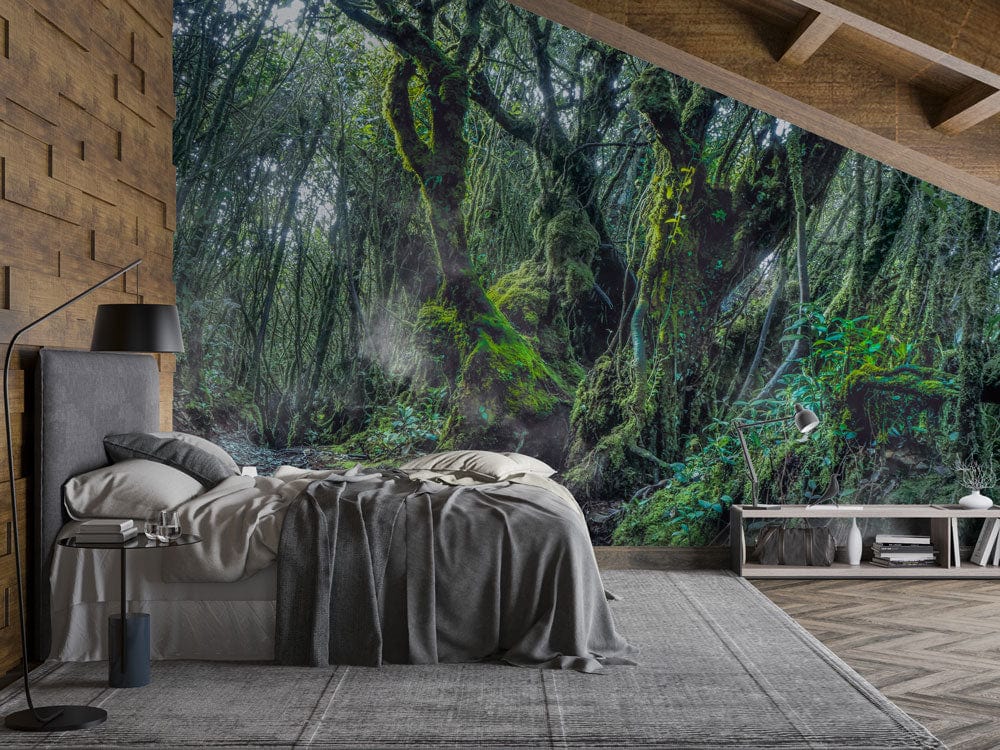 Papier peint mural de la forêt moussue dans une chambre avec lit et table de nuit