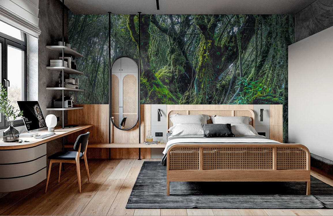 Photo d’une chambre avec papier peint mural forêt moussue et mobilier en bois