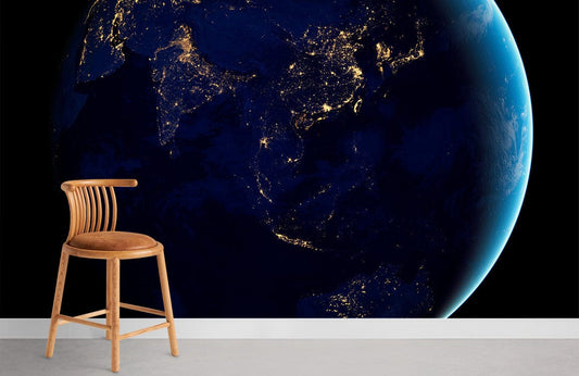 Tabouret en bois clair avec siège rembourré, idéal pour papier peint mural de lAsie et lAustralie la nuit