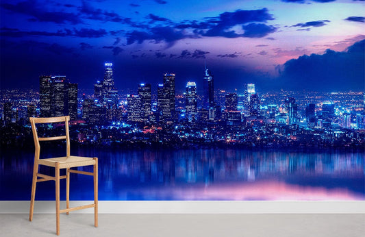 Chaise haute en bois clair avec dossier à lattes, idéale pour le papier peint mural Los Angeles