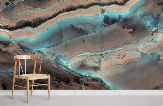 Chaise en bois léger avec siège tissé sur le papier peint mural de mer fluorescente