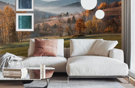 Papier peint mural panoramique de montagne dans le brouillard avec sofa blanc et coussin rose