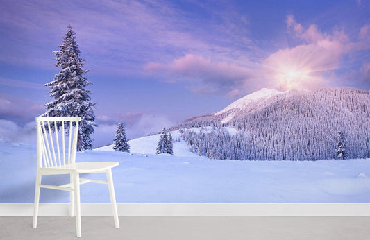 Chaise en bois blanc avec dossier à lattes, idéale pour une peinture murale montagne enneigée violette
