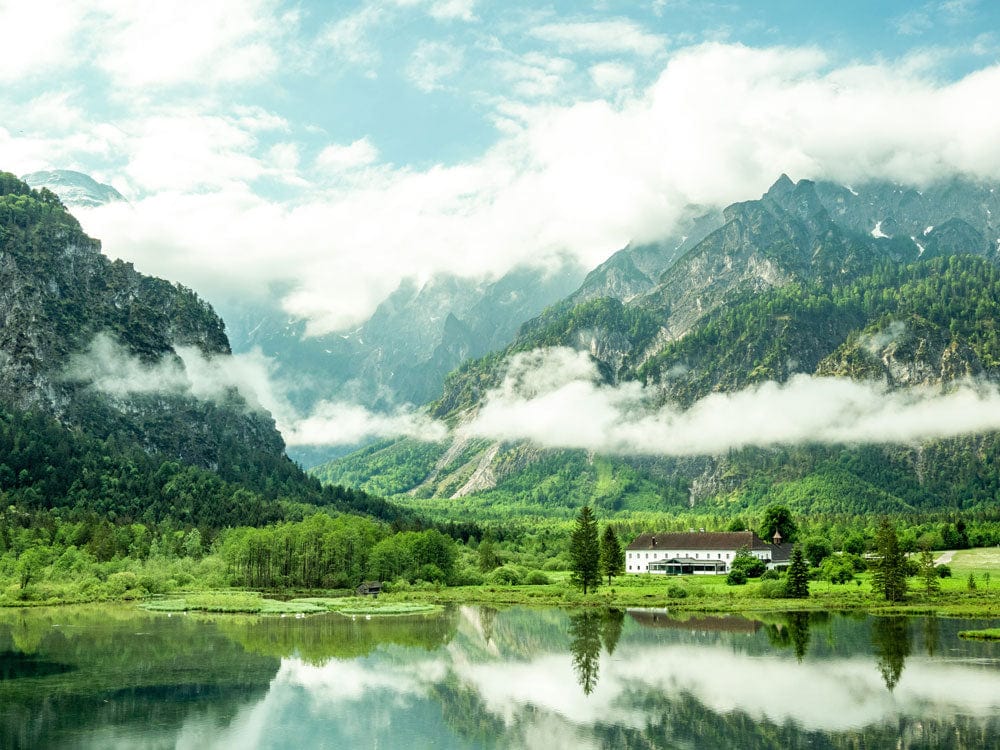 Papier peint mural de montagne avec lac reflet et maison dans la nature