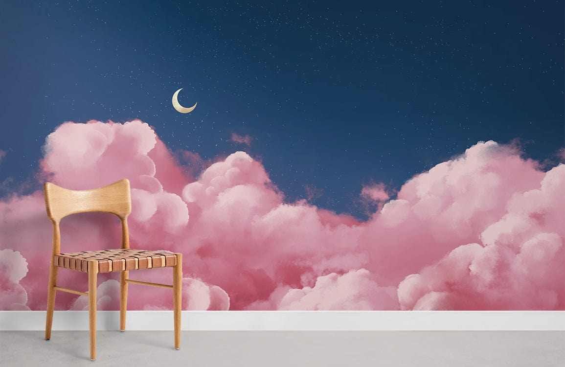 Chaise en bois clair avec siège en cuir tressé, idéale pour un papier peint mural de nuages roses