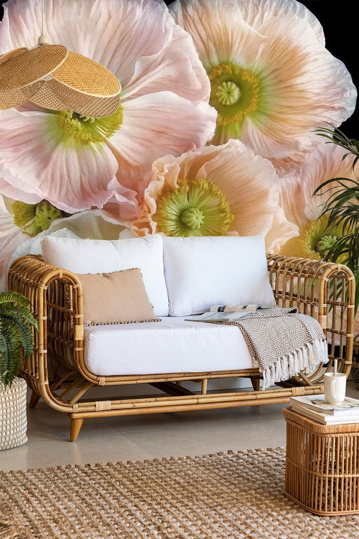 Rattan deux places canapé avec coussins blancs et coussin beige, papier peint mural de pavots d’Islande