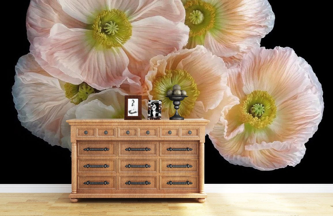 Dresser en bois clair avec neuf tiroirs et poignées métalliques sous papier peint mural de pavots d Islande