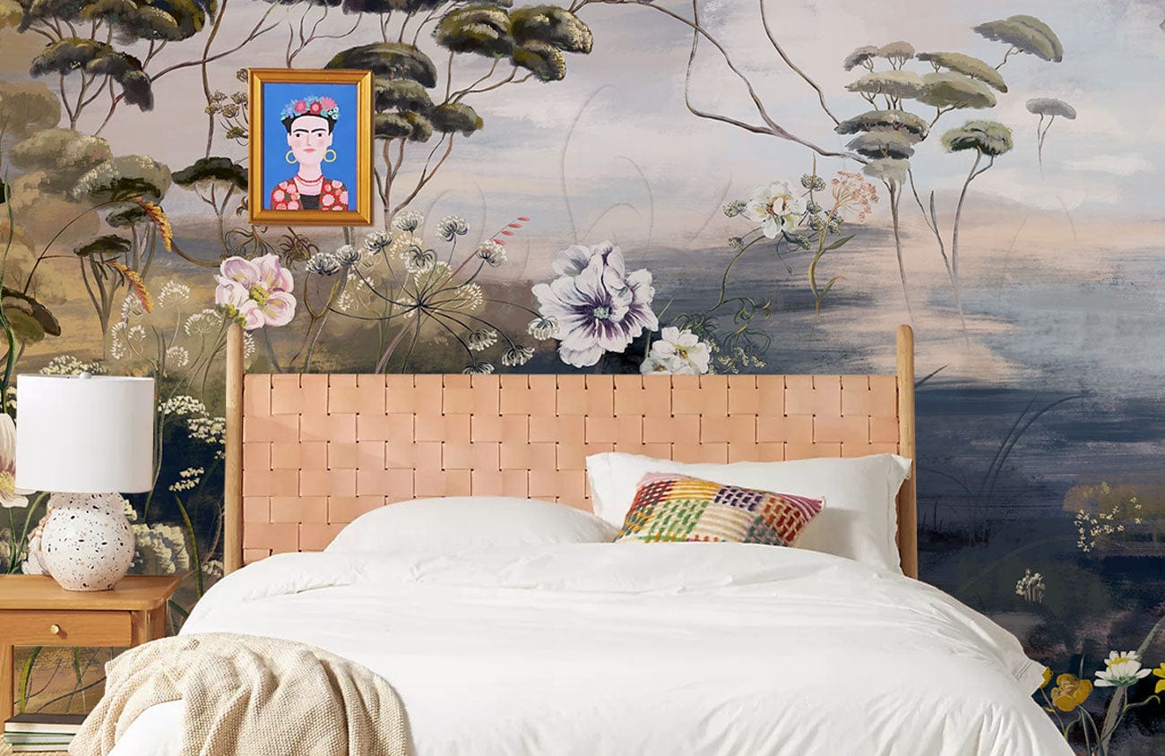 Papier peint mural de peintures classiques de plantes avec lit en cuir tressé et literie blanche