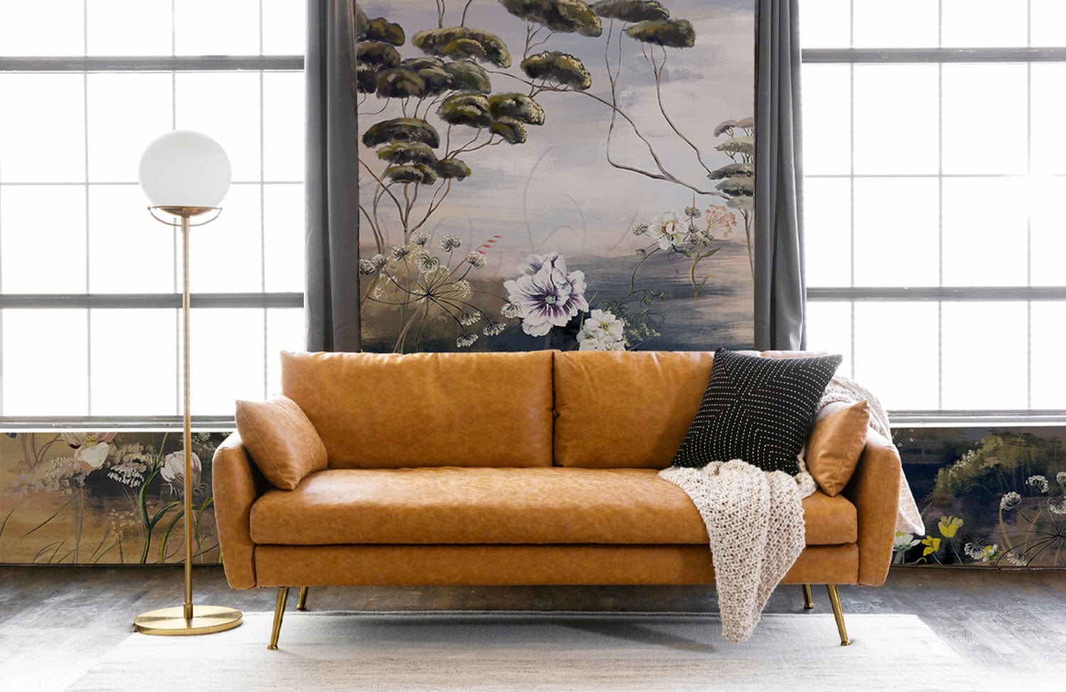 Sofa en cuir beige à pieds en or sur un papier peint mural de peintures classiques de plantes