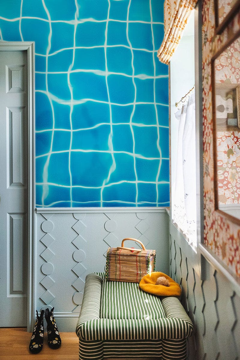 Papier peint mural piscine claire avec mur bleu et lignes blanches pour décoration intérieure