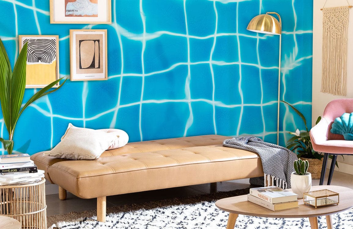 Futon en peluche beige dans un décor avec papier peint mural piscine claire