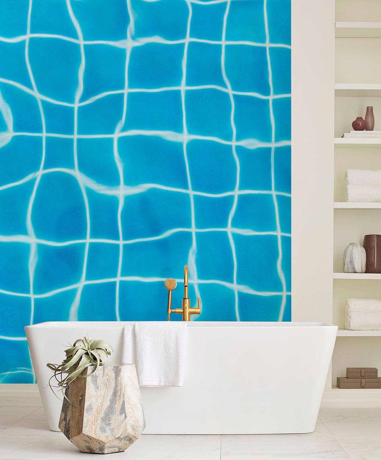 Alt texte pour papier peint mural de piscine claire avec baignoire blanche et robinet doré