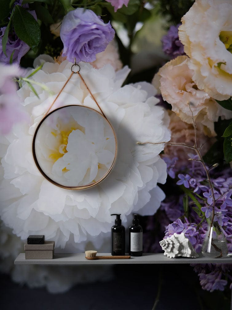 Miroir rond suspendu avec cadre en cuivre, parfait pour le papier peint mural de pivoines crème