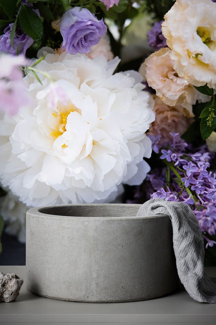 Pot en béton cylindrique avec tissu gris pour papier peint mural de pivoines crème