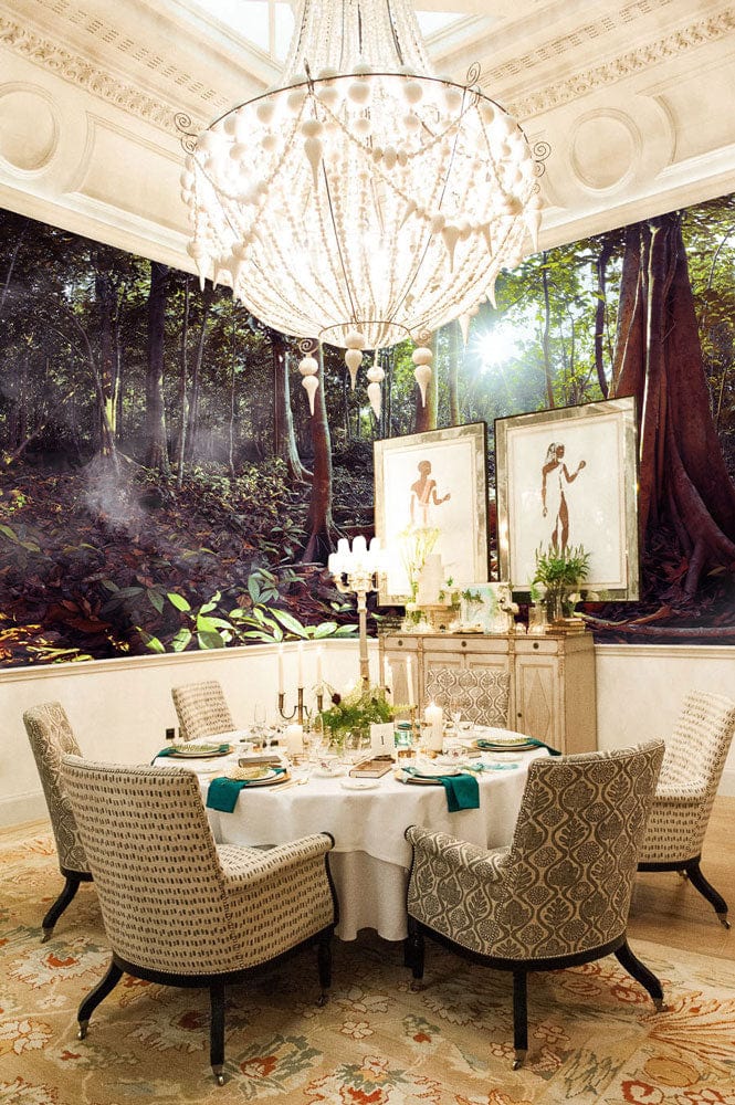 Table ronde avec six places, décoré avec papier peint mural de plantation forestière