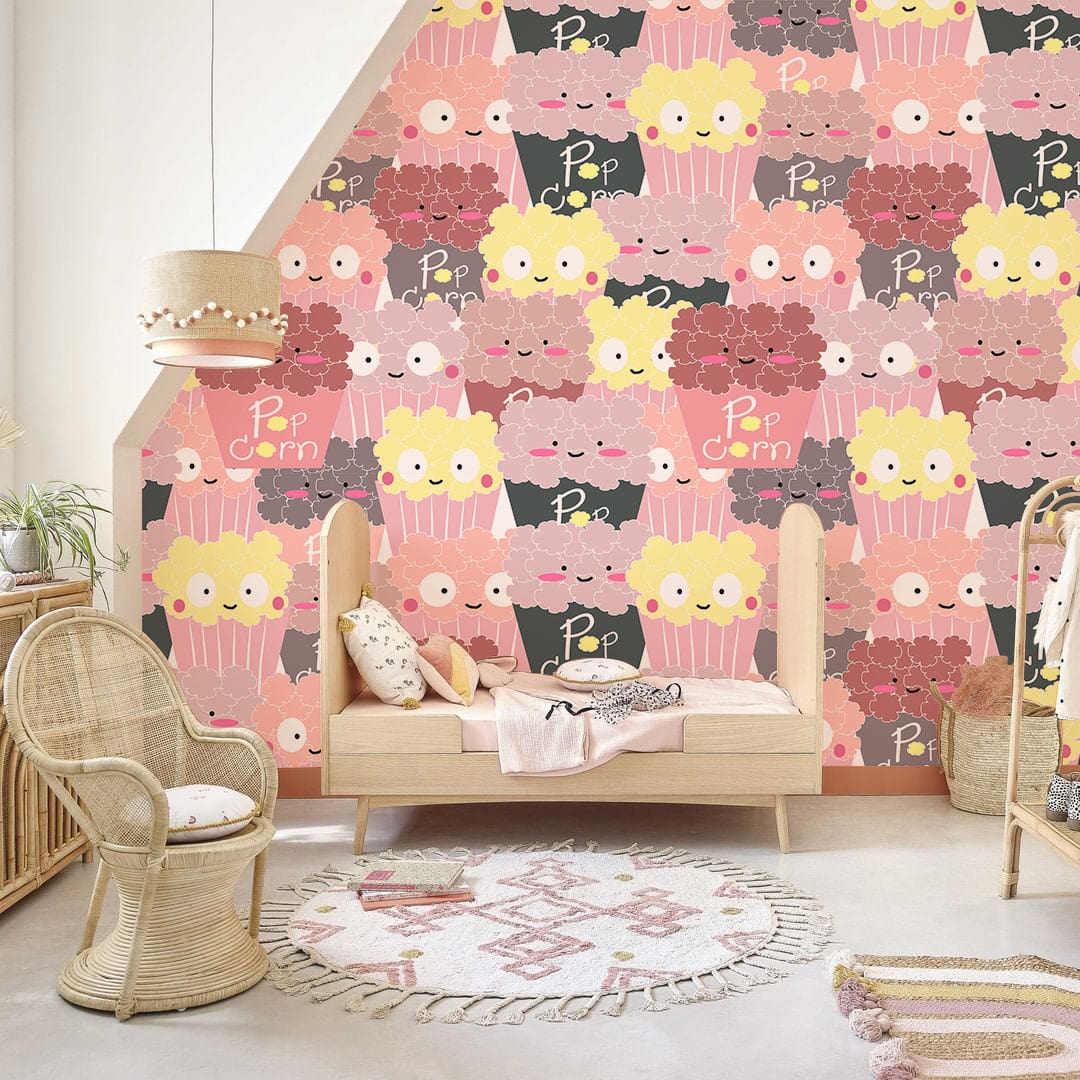 Papier peint mural de popcorn sucré dans une chambre d’enfant avec mobilier en bois naturel