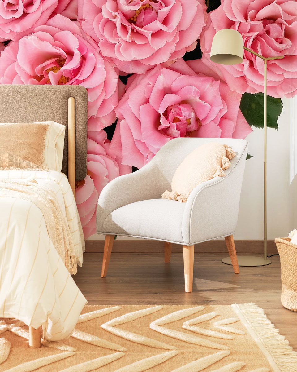 Armchair en tissu clair avec pieds en bois, idéal pour papier peint mural de roses