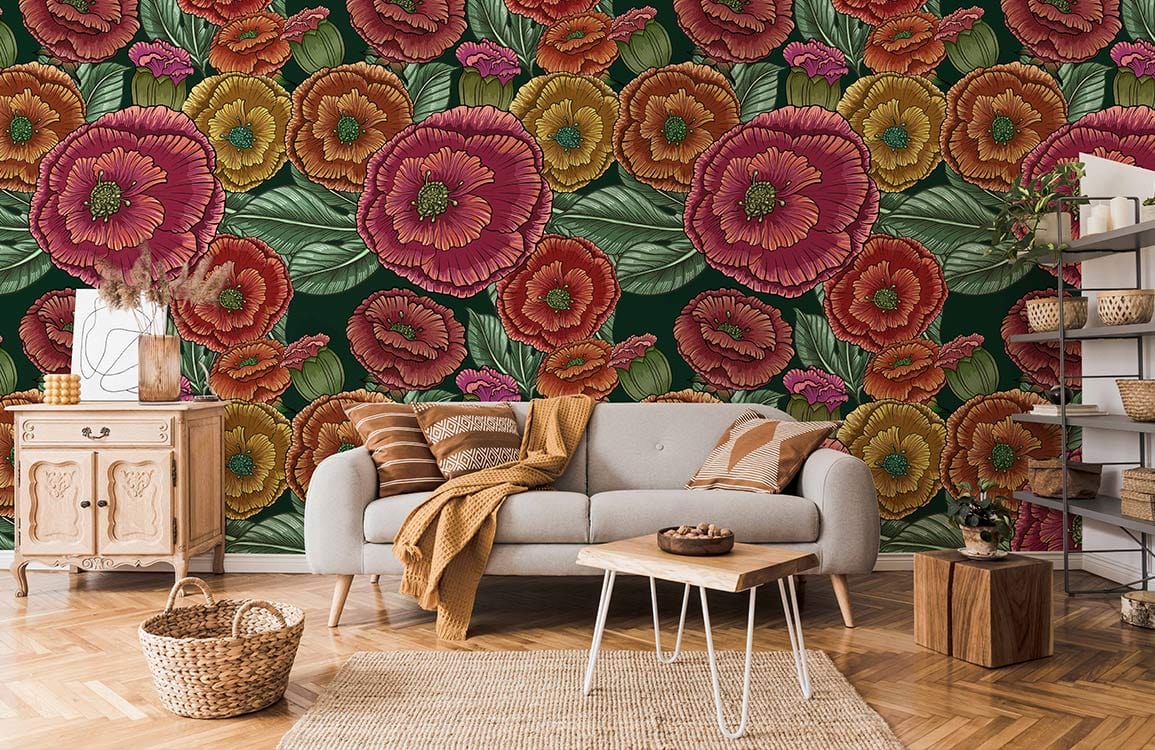 Canapé gris avec coussins et couverture jaune, décoré avec papier peint mural de roses trémières