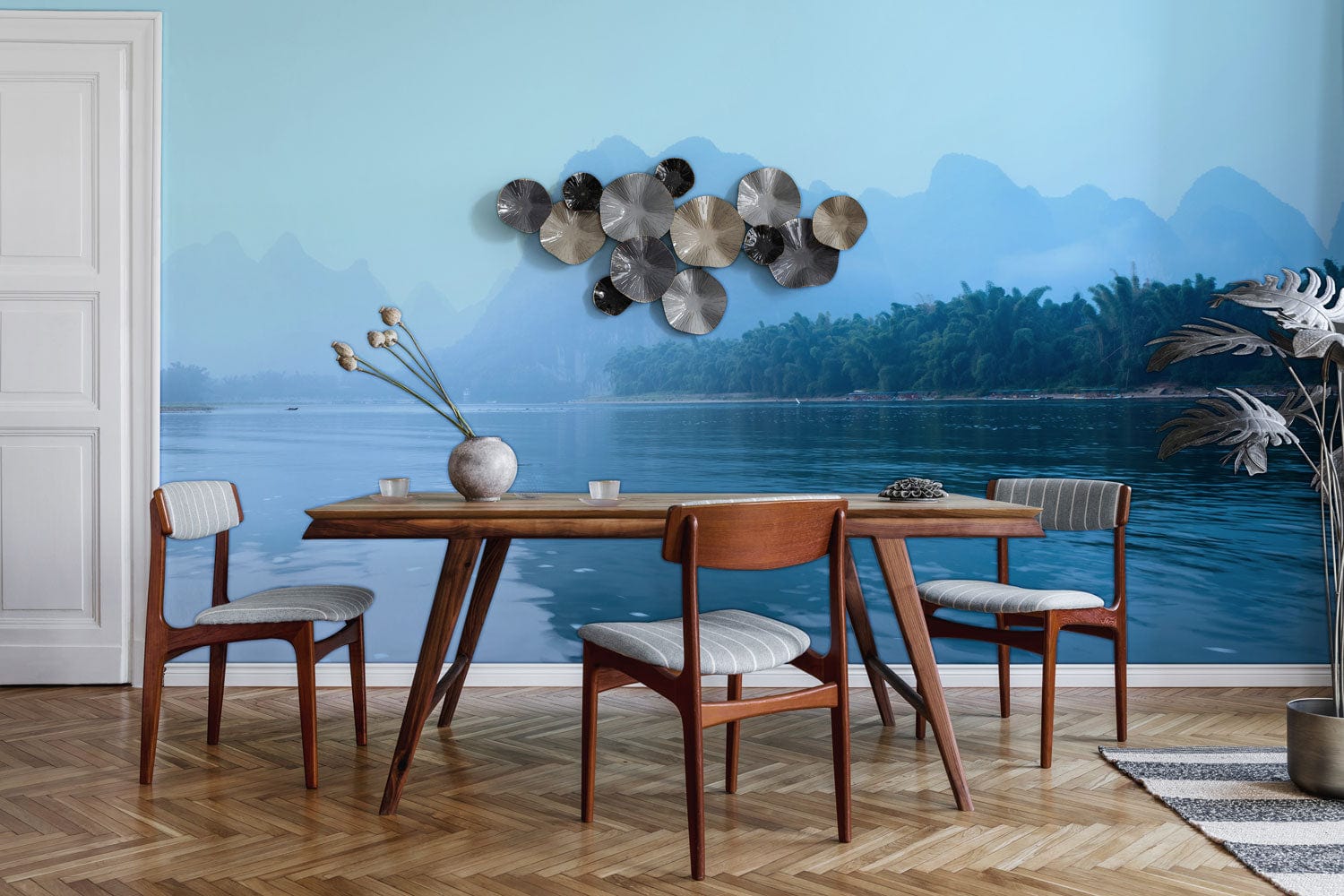Papier peint mural scène montagneuse dans une salle à manger moderne avec table en bois