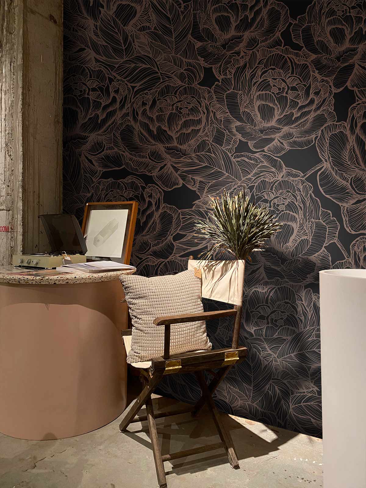 Papier peint mural avec motif floral blanc sur fond noir, sculpture de rose en pierre