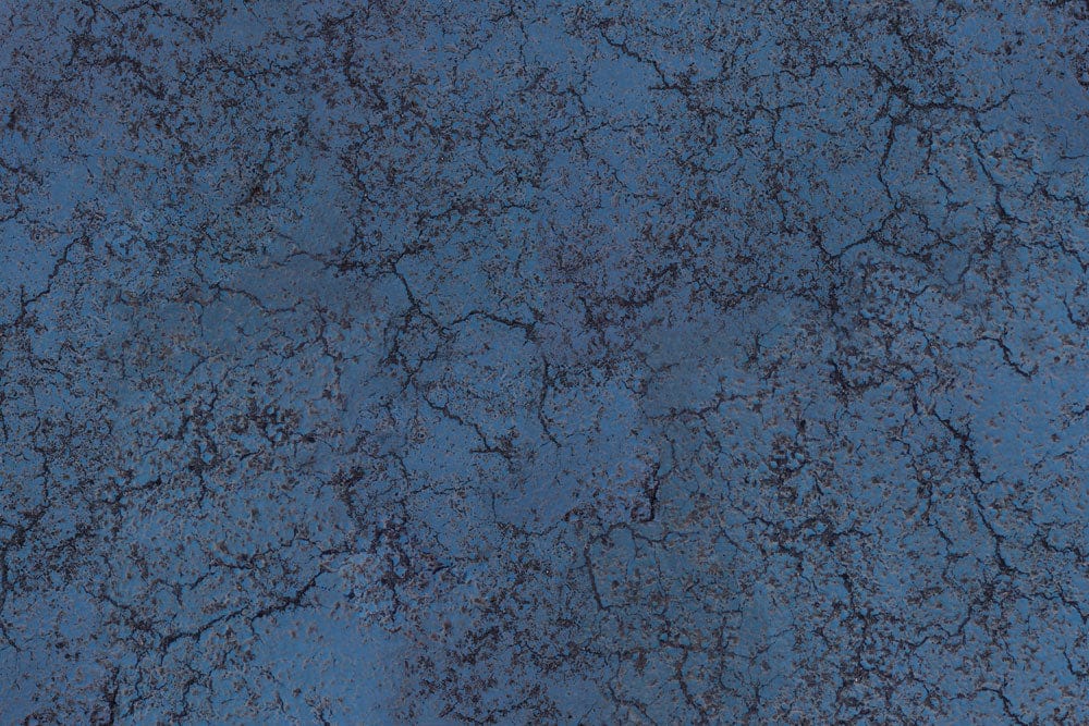 Papier peint mural avec surface fissurée bleue textured et craquelée pour décoration intérieure