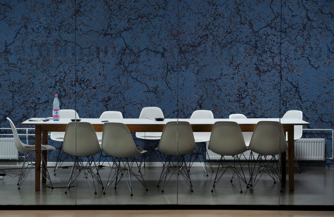 Papier peint mural surface fissurée avec table de conférence et chaises élégantes