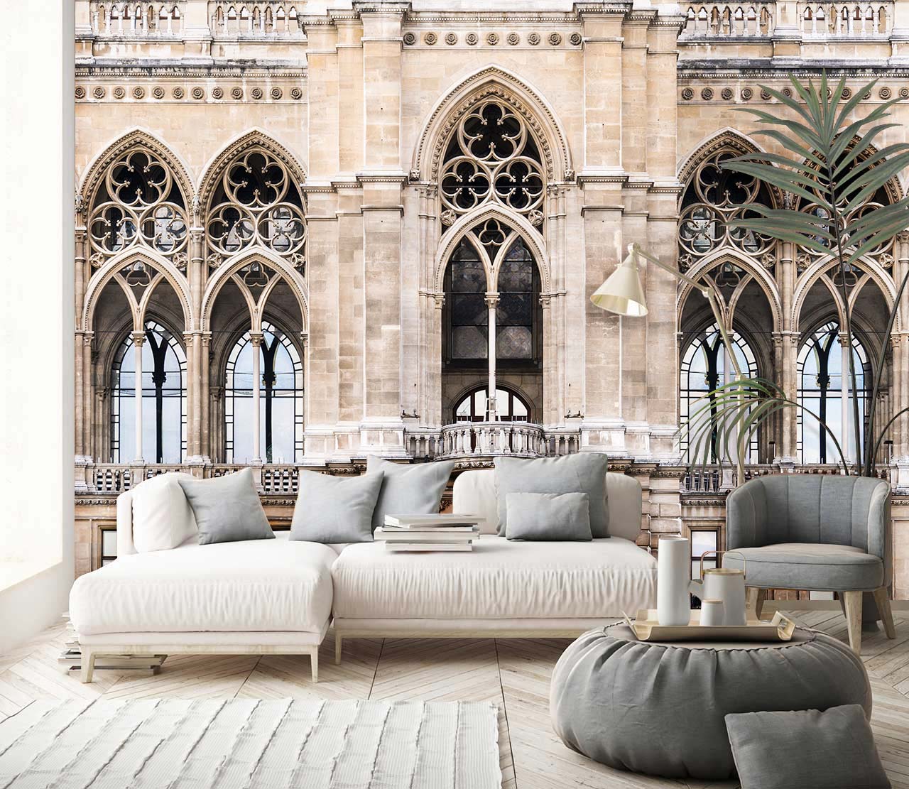 Sofa sectionnel blanc avec coussins gris clair, décor mural œuvre d’art terrasse squelettique sculptée