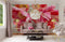 Photo d’un salon avec papier peint mural de tulipes perroquet, canapé rose et chandelier en or
