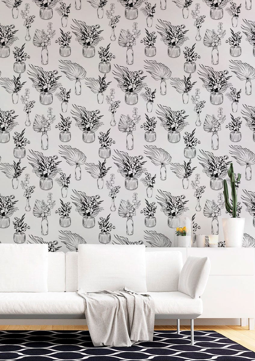Papier peint mural de vases répétifs avec canapé blanc et jeté gris clair