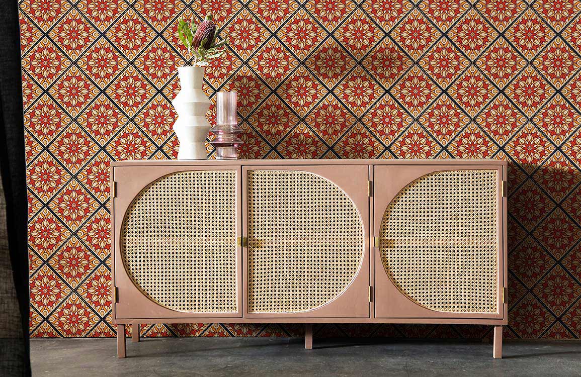 Blush pink wooden sideboard with cane-front doors, idéal pour papier peint mural vecteurs orange vif