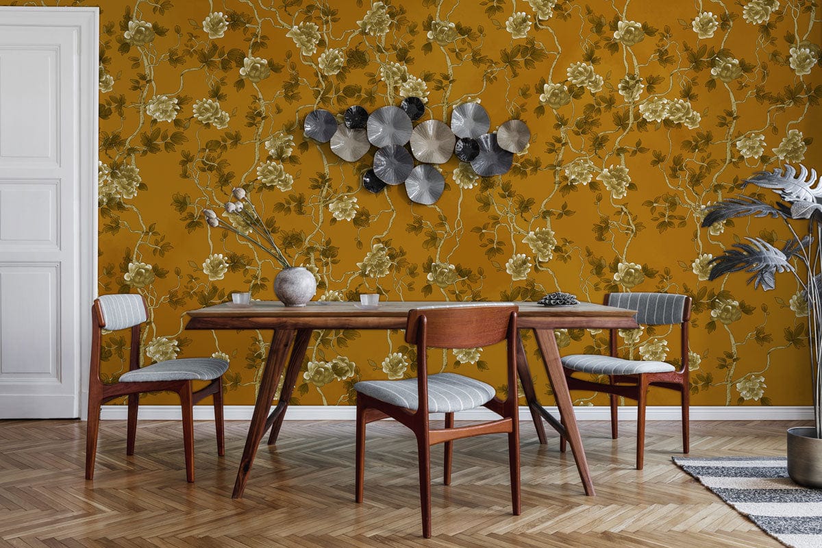 Image d’un mobilier en bois avec table et chaises, idéal pour un papier peint mural de vignes en fleurs