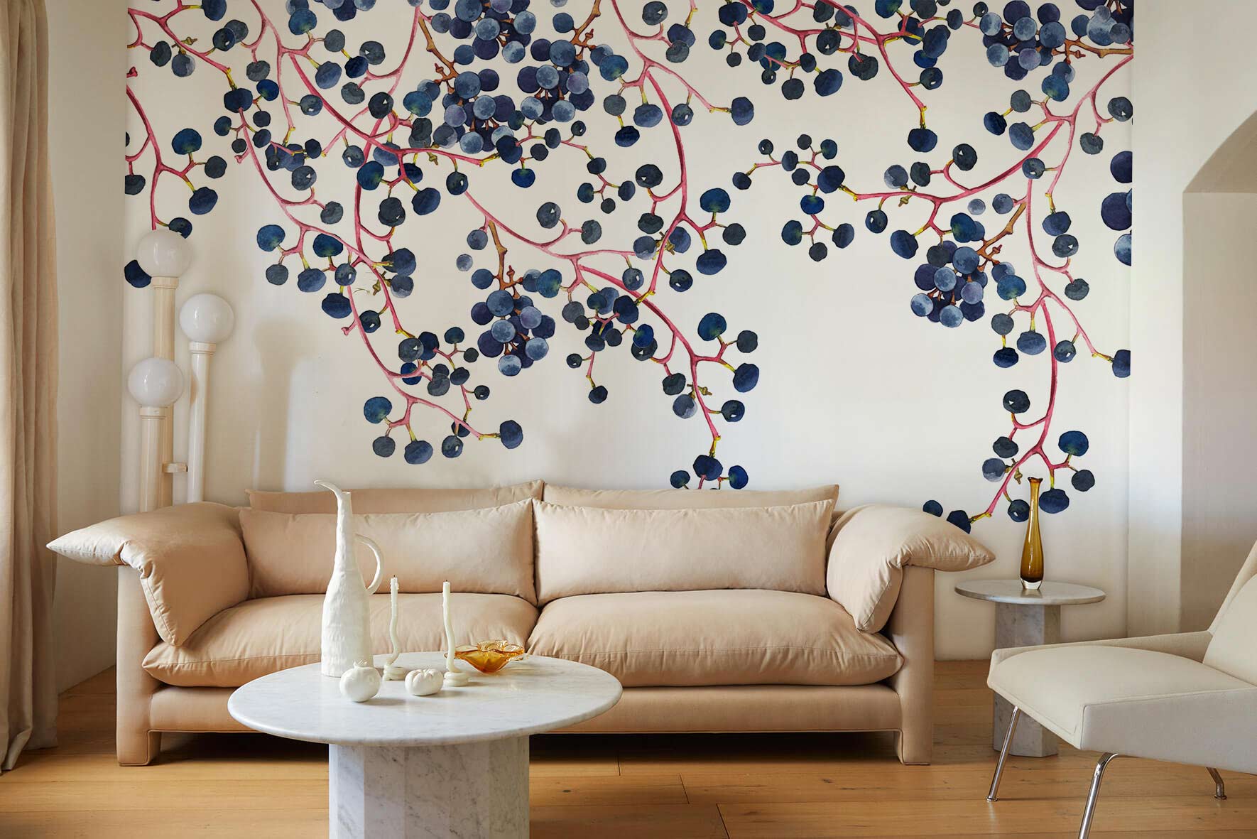 Sofa deux places beige clair avec coussins moelleux, idéal pour un papier peint mural de vignes de myrtilles