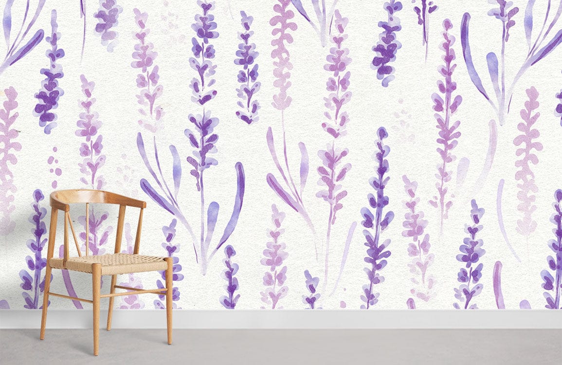 Papier peint mural floral violette avec chaise en bois, décor élégant et naturel