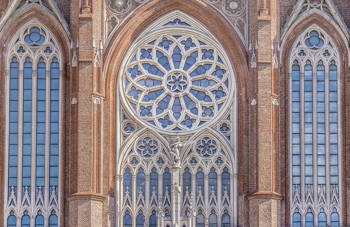 Papier peint mural de vitraux de cathédrale avec rosace et fenêtres en arche pointue