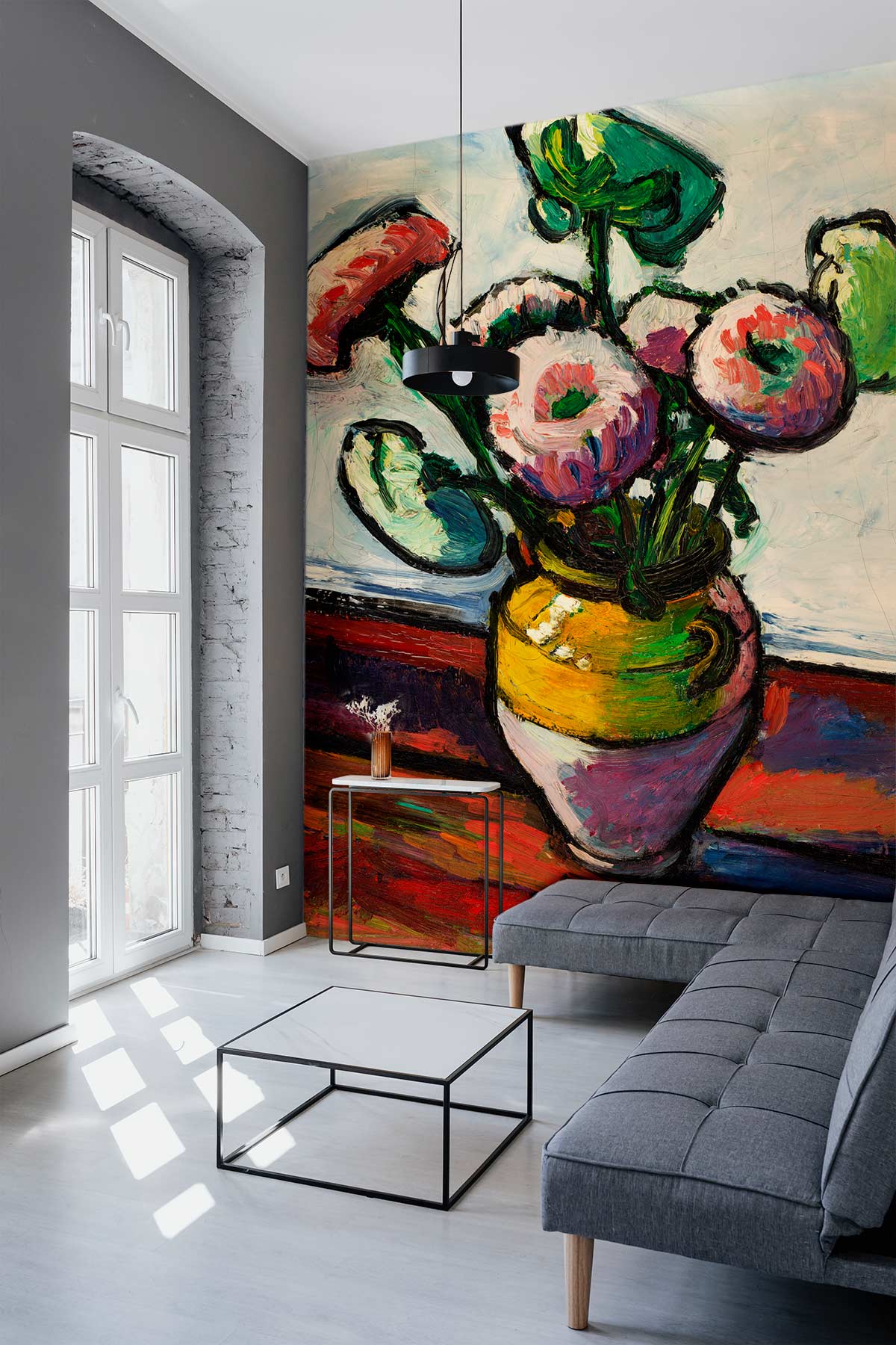 Photo d’un canapé sectionnel gris avec pieds en bois sur un papier peint mural de zinnias