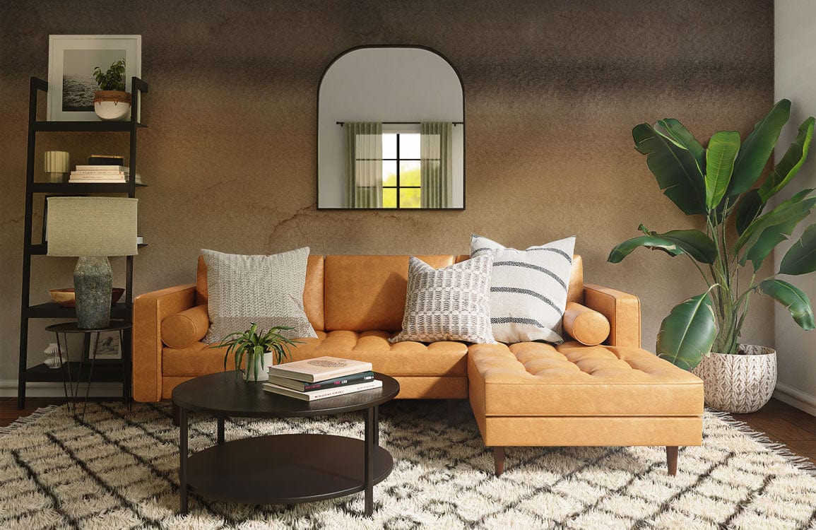 Canapé sectionnel en cuir brun tufté avec chaise longue et coussins, mural dégradé aquarelle