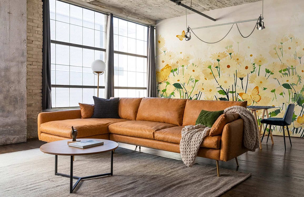 Papier peint mural dense de buissons de marguerites avec canapé en cuir marron
