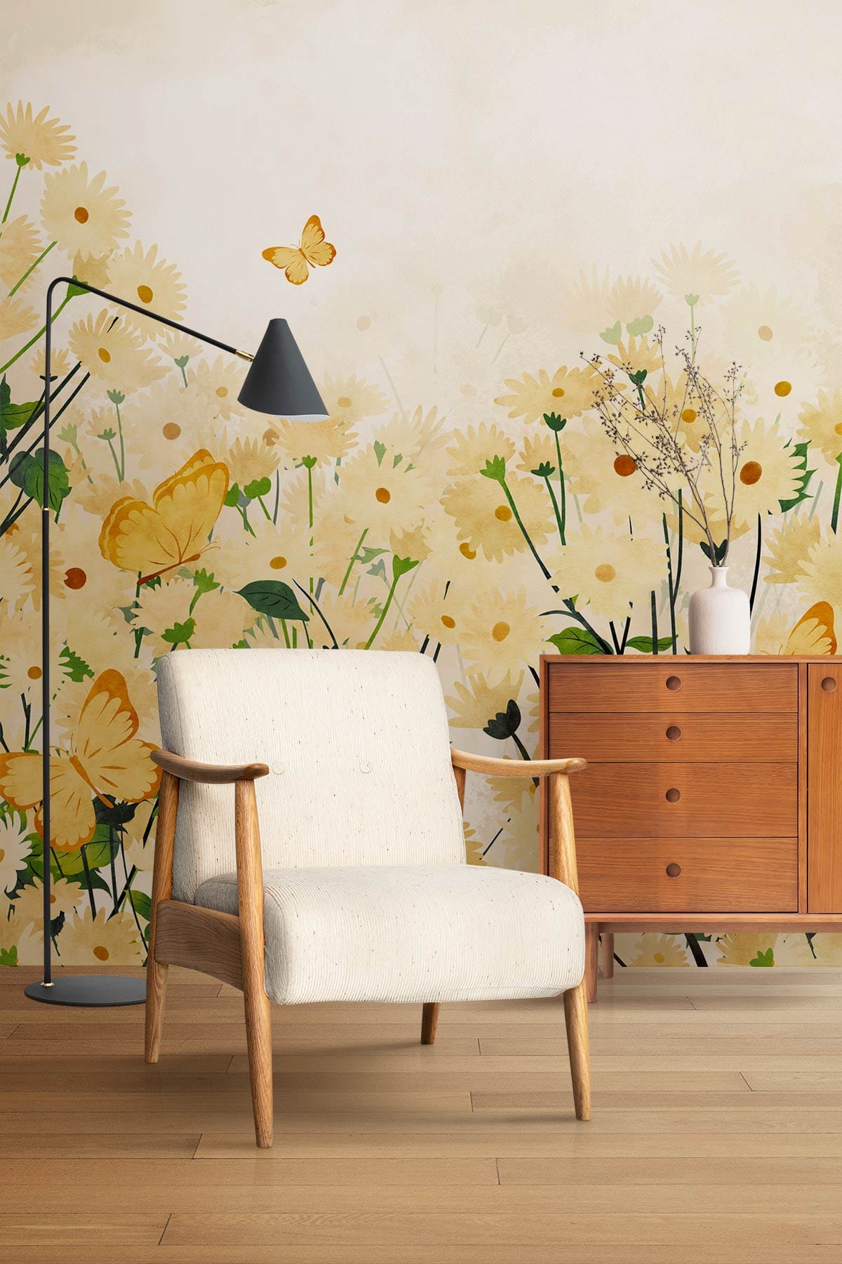 Chaise en tissu crème avec cadre en bois clair, idéale avec le papier peint mural marguerites