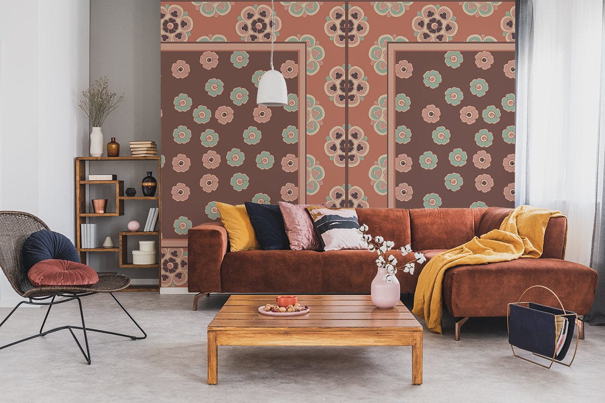 Canapé sectionnel en velours couleur rouille avec coussins, idéal pour papier peint mural