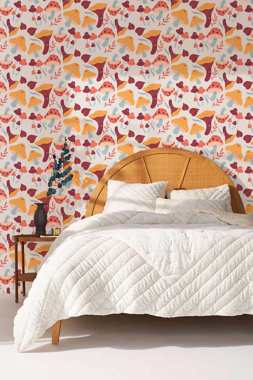 Papier peint mural champignons Pleurote avec lit blanc et tête de lit en bois