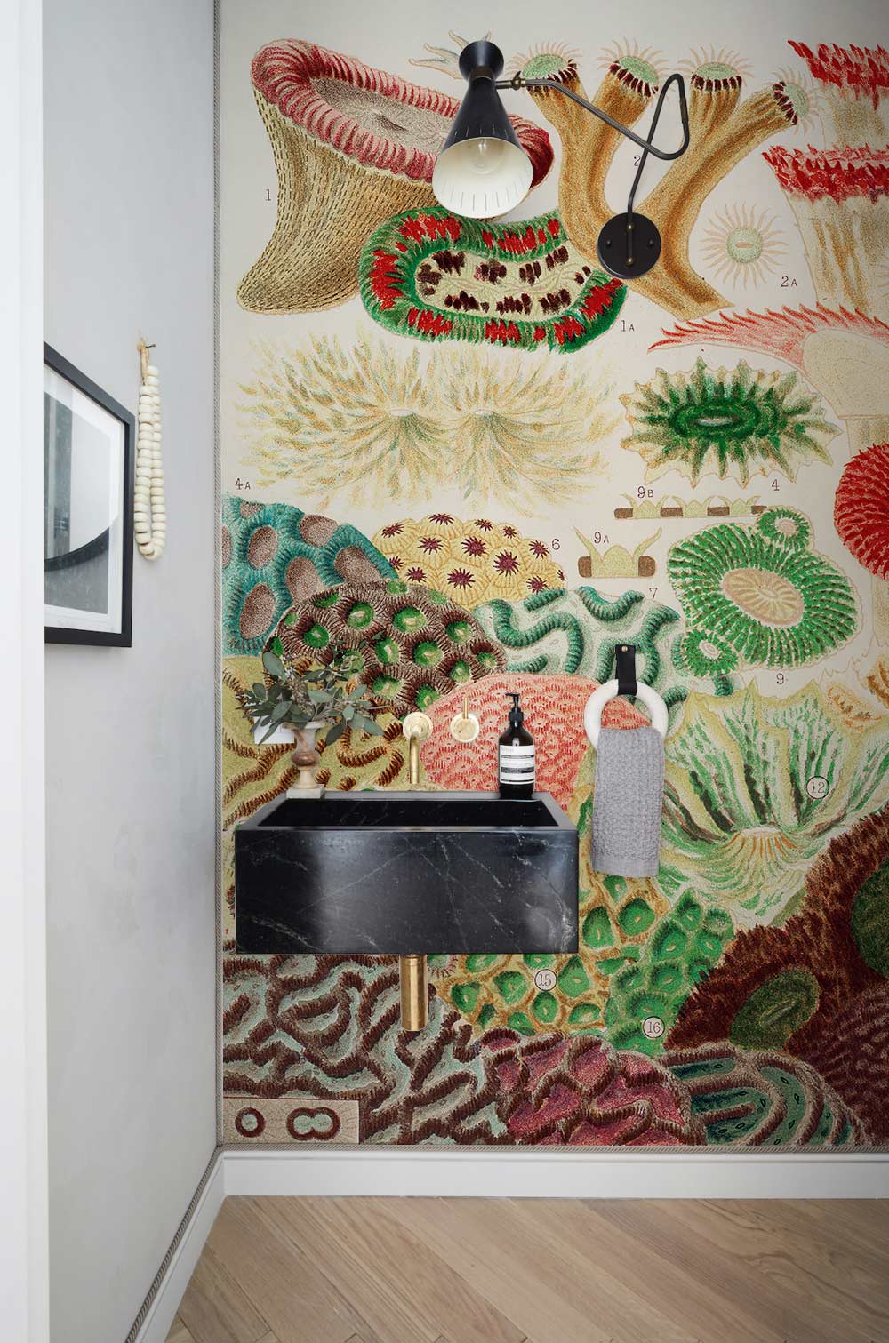 Papiert peint mural des coraux de la Grande Barrière avec lavabo mural en marbre noir et robinet en or
