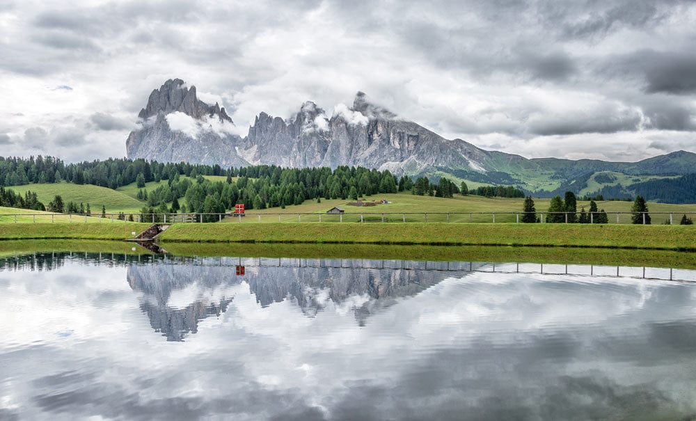 Papier peint mural montagnes autour du lac avec paysage paisible et reflet dans l’eau