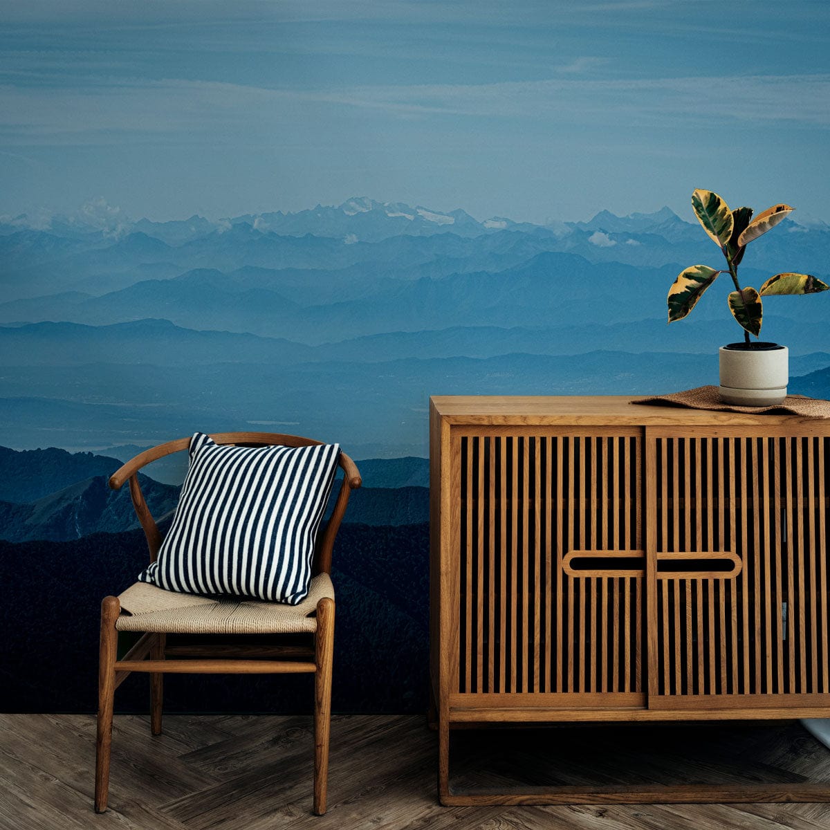 Cabinet en bois avec portes coulissantes à lames, parfait pour le papier peint mural montagnes rocheuses brumeuses