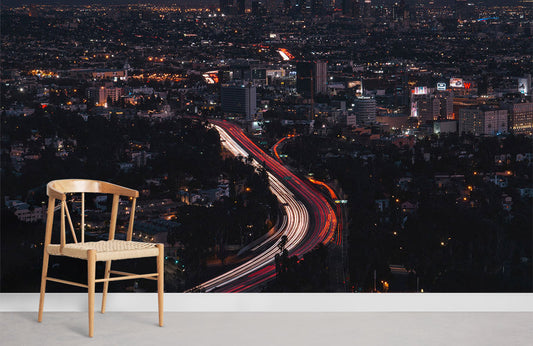 Chaise en bois clair avec siège tissé, idéal pour un papier peint mural Los Angeles