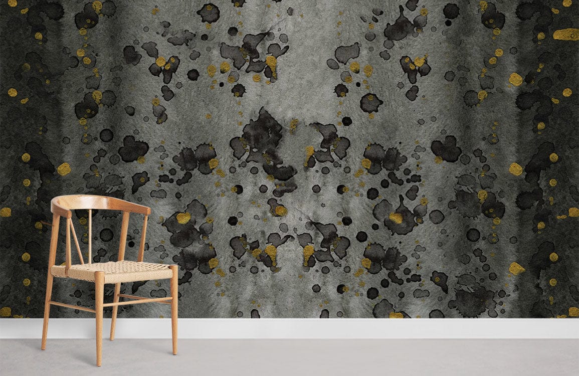 Image d’un fauteuil en bois avec siège tissé sur le papier peint mural Doré & à Points Noirs
