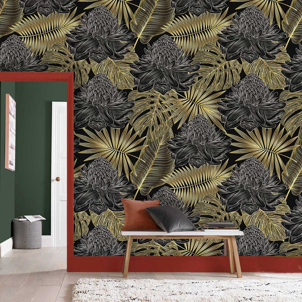 Papier peint mural doré et sombre avec motif floral tropical noir et or